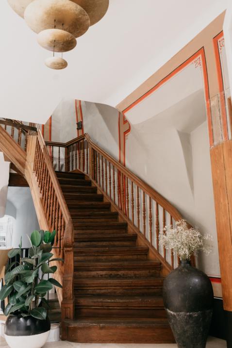 Vesturiskās kāpnes viesnīcā Dome Hotel Vecrīgā