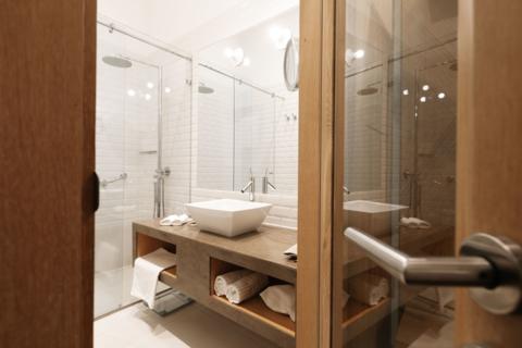 Vannas istabas iekārtojums viesnīcā Dome Hotel Vecrīgā