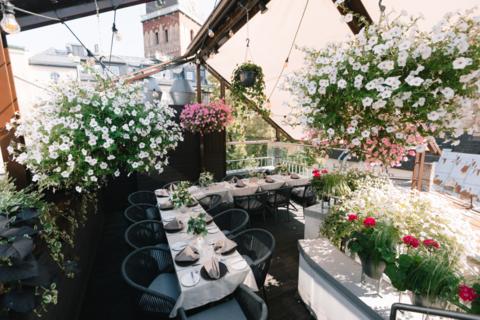 Kāzas uz jumtas vasaras terasē