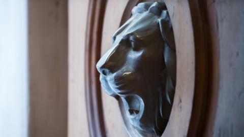 Viesnīcas Dome Hotel ieejas durvju dekors