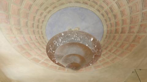 Gaismas ķermenis viesnīcas Dome Hotel numura iekārtojumā