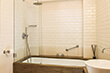 Интерьер ванной комнаты в номере Deluxe Suite гостиницы Dome Hotel